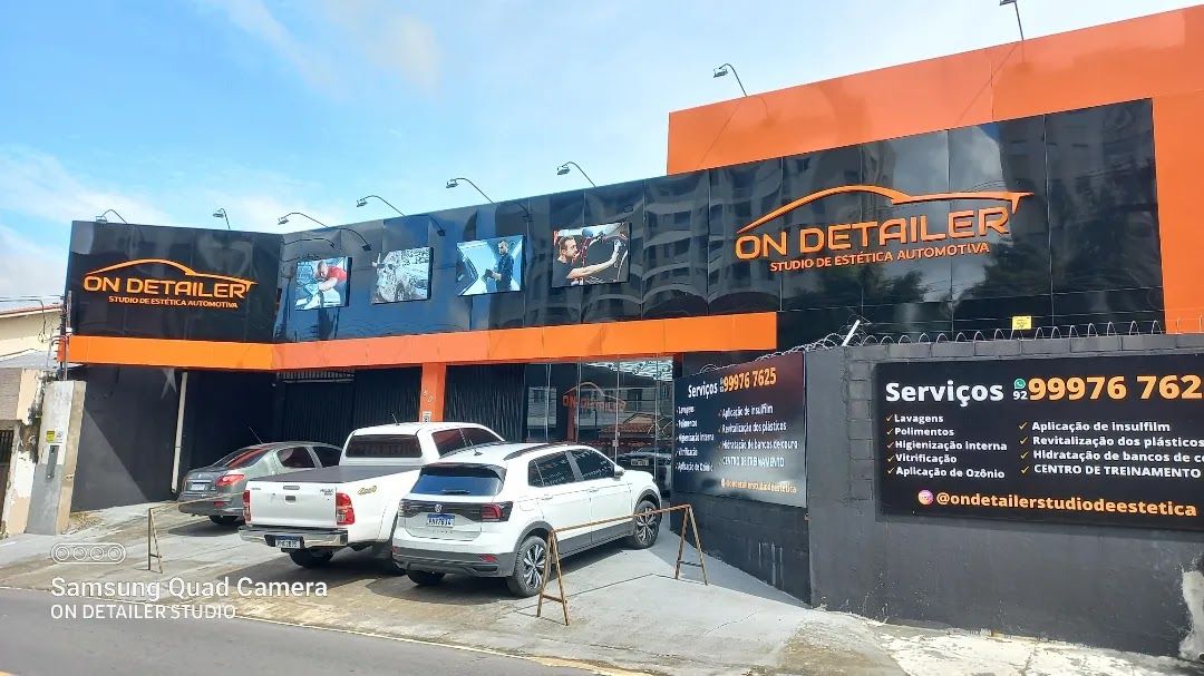 Fachada laranja e preta do On Detailer Studio na Rua Dallas