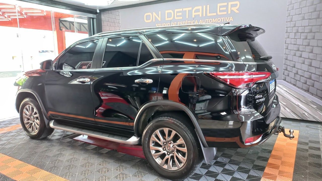 SUV preto com detalhes em laranja