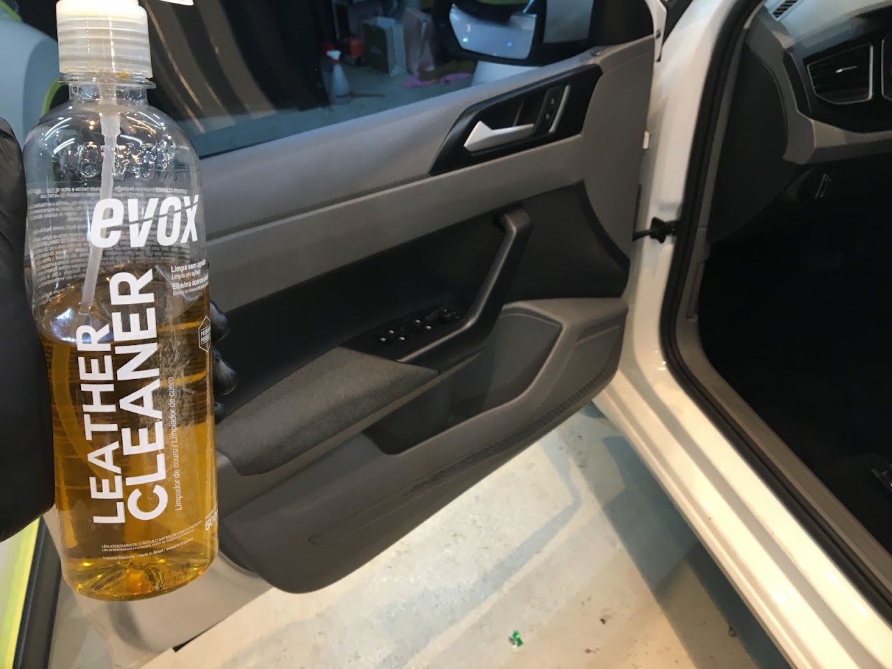 Interior de carro com produto de limpeza de couro