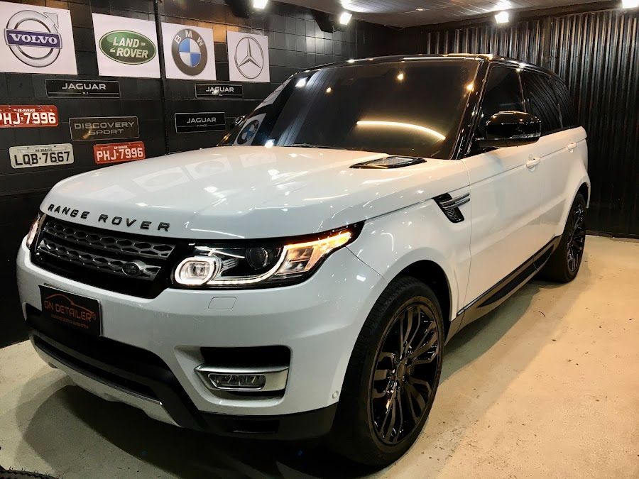 Range Rover branco dentro do estúdio