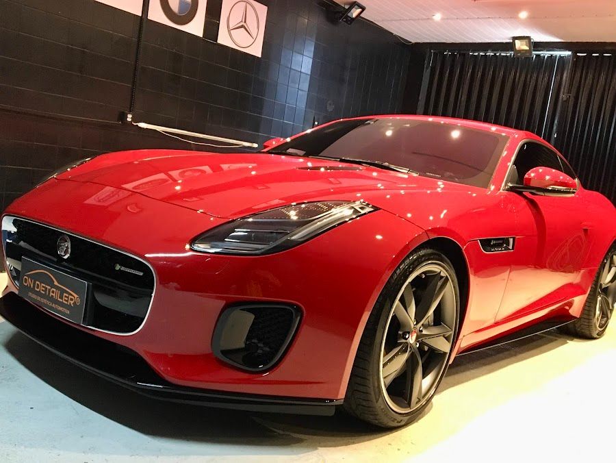 Jaguar F-Type vermelho no estúdio