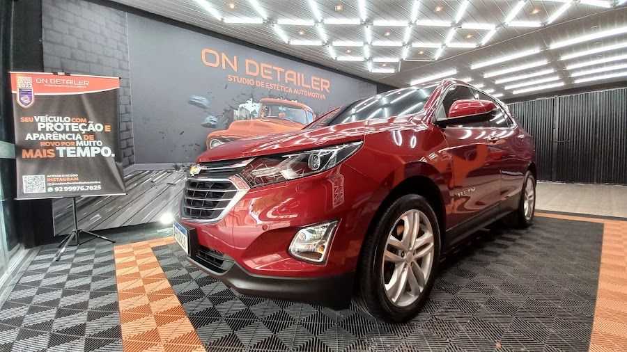 SUV vermelho sob o teto de LED
